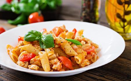 Pikantne penne z kurczakiem w sosie pomidorowym