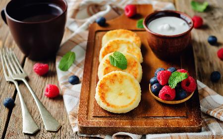 Placuszki z serkiem ricotta: przepis na pyszne placki bez jajek