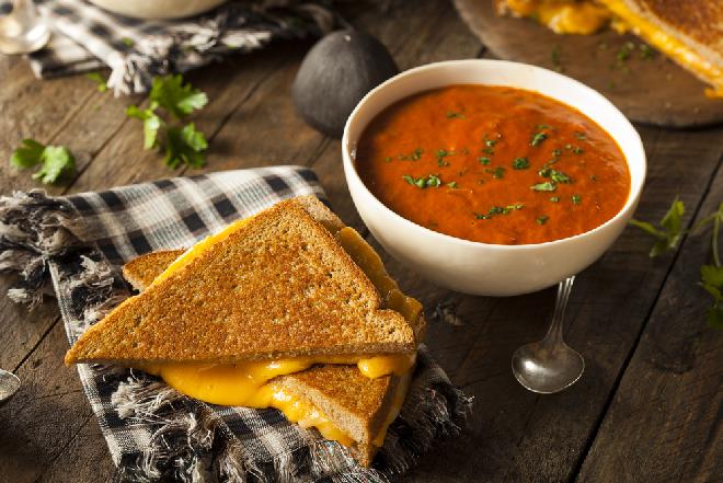 Aromatyczna zupa z pieczonych lub grillowanych pomidorów: pomidorówka jakich mało!