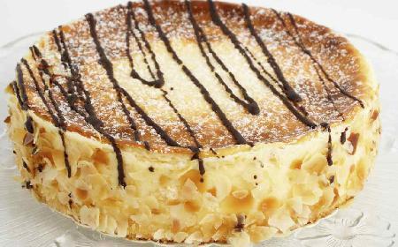 Świąteczny sernik z mascarpone z pokruszonymi ciasteczkami i migdałami