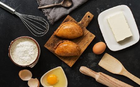 Pieczone pierożki z kasza gryczana i twarogiem: przepis na pyszną przekąskę
