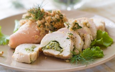 Roladka z kurczaka z młodymi ziemniakami i mizerią z menu beszamel