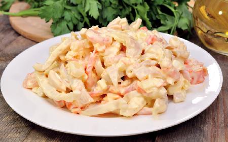 Przepyszna sałatka z krewetek, kalmarów i paluszków krabowych surimi
