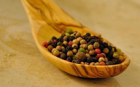 Piperyna i izotiocyjanian allilu – czym są? Jakie mają działanie?