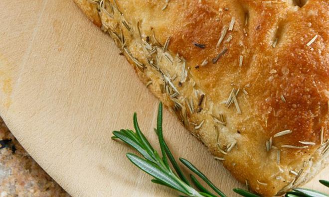 Focaccia z rozmarynem: przepis na domowe pieczywo