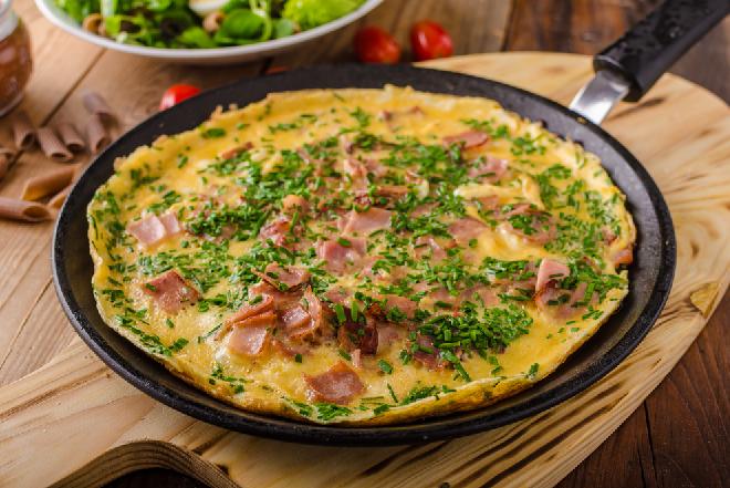 Omlet z szynką i warzywami z menu beszamel