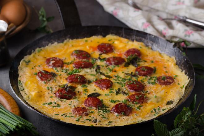 Prosta fritata z kiełbasa śląską - pomysł na niedrogi obiad