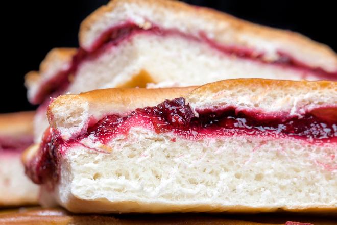 Przekładaniec drożdżowy z owocami i bakaliami