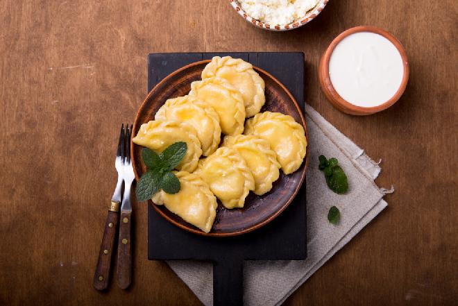 Fantastyczne pierogi z suszonymi śliwkami skąpane w miodowym sosie