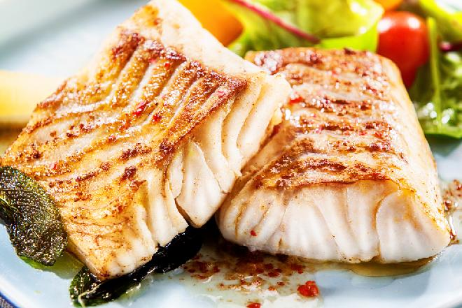 Pieczona ryba w brązowym maśle podawana z sałatką ze szpianaku