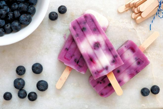 Błyskawiczne lody borówkowe