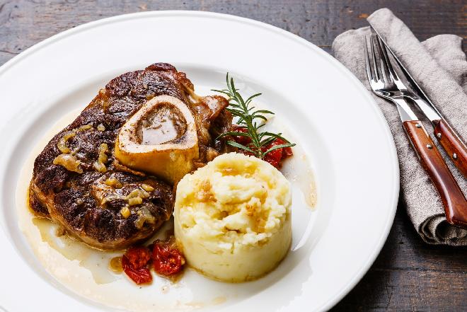 Duszona gicz cielęca: przepis na włoskie osso buco
