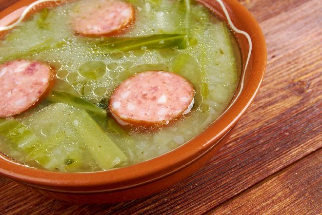 Portugalska zupa z kapusty i chorizo: przepis na caldo verde