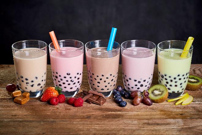 Bubble tea: co to jest, jak powstaje i ile kosztuje herbata bąbelkowa?